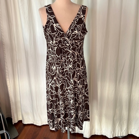 Jones Wear Dresses & Skirts - Jones west v neck flare midi dress sleeveless